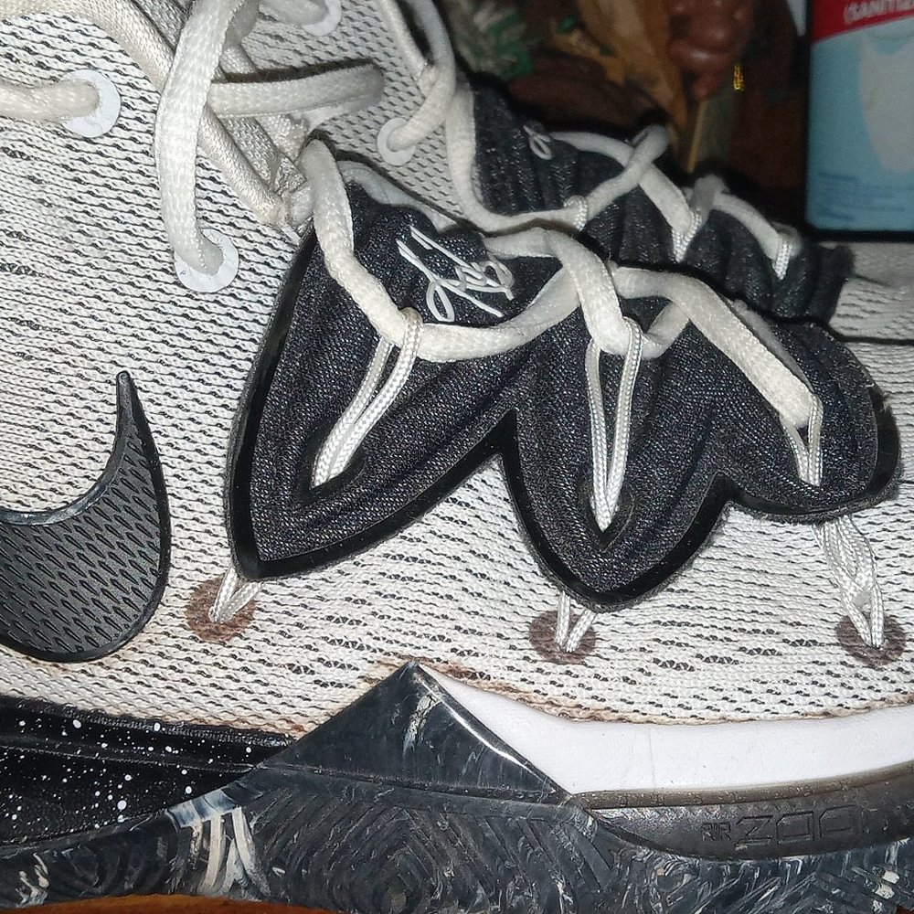 MENS NIKE  Kyrie 5 BLACK AND WHITE  OREOS SNEAKERS